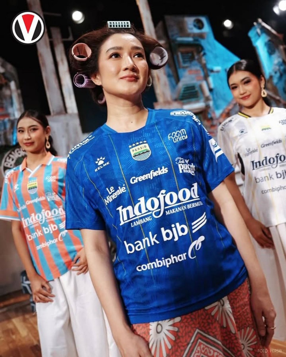 IndosFC's tweet photo. 🚨 Sementara itu PERSIB resmi merilis tiga jersi utama yabg akan digunakan untuk 🇮🇩ISL musim 2026/27

Gimana gimana?

📸 Ofisial https://t.co/V3PXYV203E