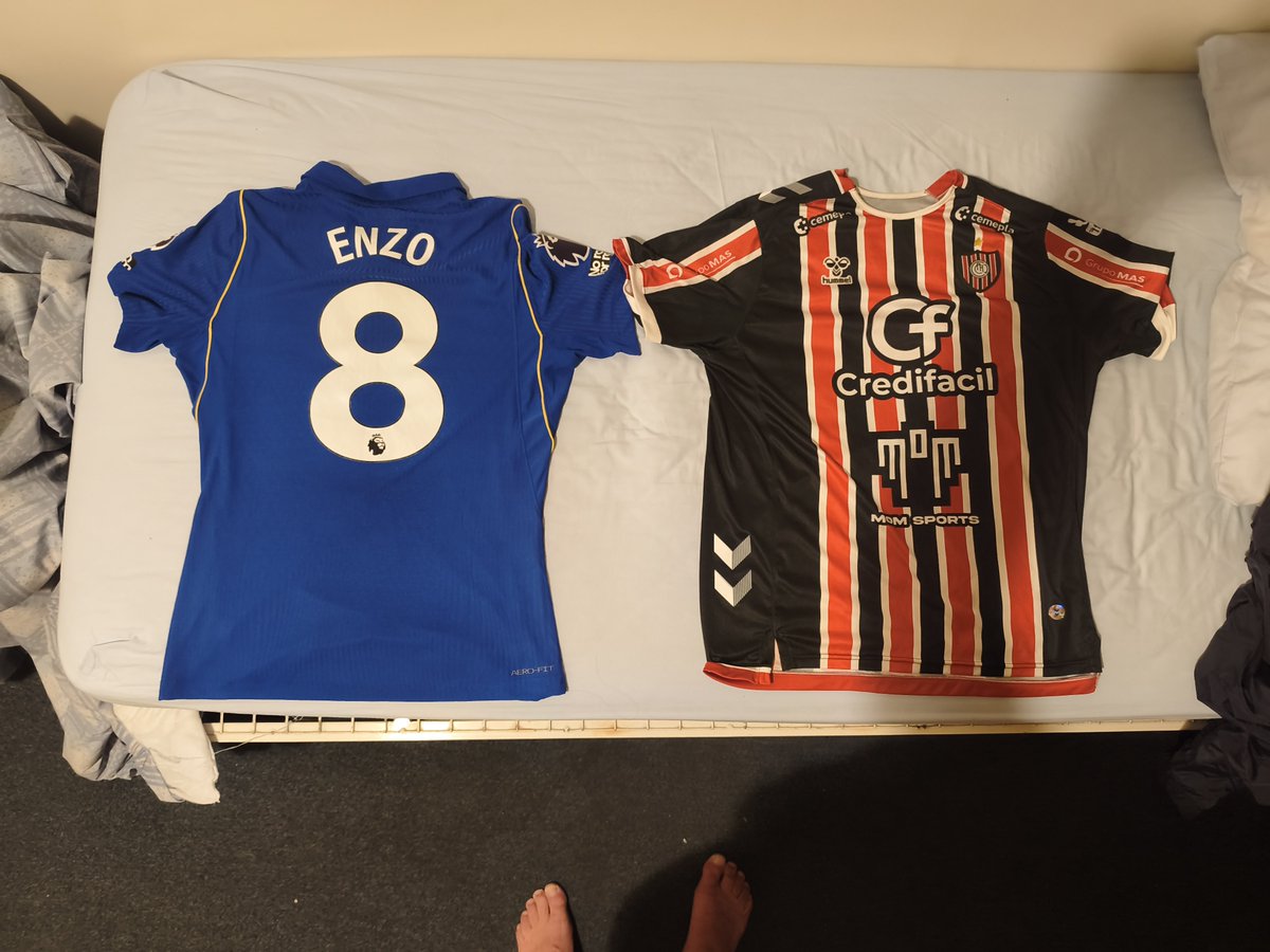 Walter84087103's tweet photo. Y la camiseta de Enzo vuelve a casa..infiltrados en la Histórica platea de Fullhan..nos di su camiseta. @ChacaOficial
@DiarioOle https://t.co/wvlpph4nNj