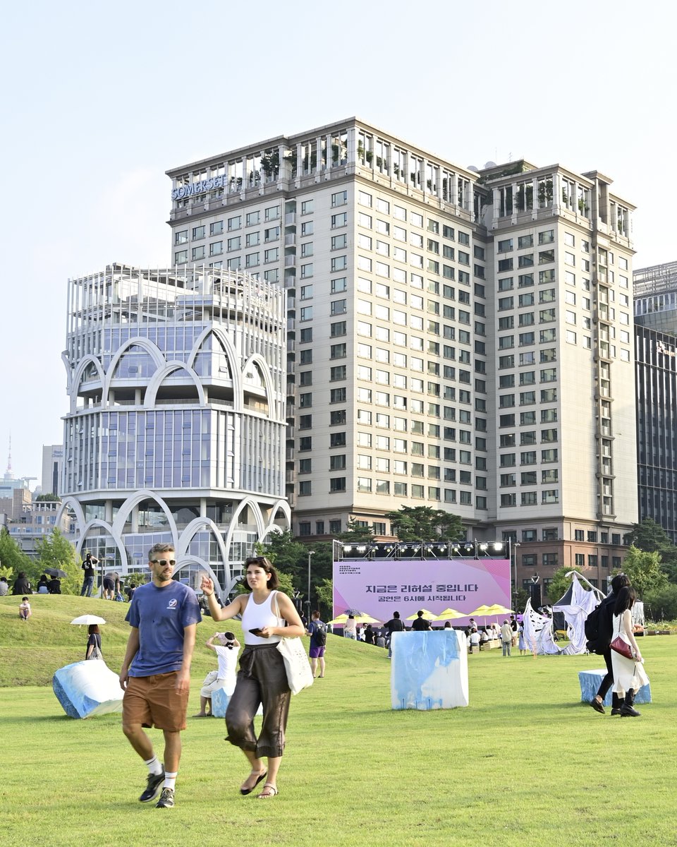 Seoul_gov's tweet photo. 🗿 Art takes over everyday Seoul!

Discover 123 sculptures across plazas, parks &amp; the Hangang River at the #SeoulSculptureFestival. ✨

🔗 https://t.co/9h8gd3Bni4 https://t.co/ZCcFTrPQEp