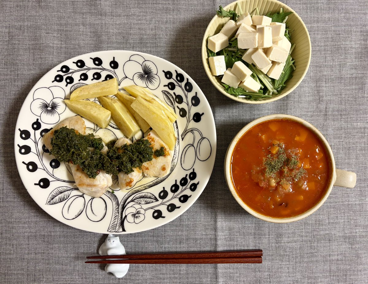 solamimix's tweet photo. 鶏むねソテー パセリレモンソース、豆腐と水菜のサラダ、ミネストローネ
たんぱく質とビタミンCが摂れるおかずとのこと  鶏むねしっとりでおいしい
パセリは目分量でガッと入れたら多かったようで主張が強い🌿🌿 ハーブ感マシマシでお送りしております https://t.co/UrBc5rDR0U