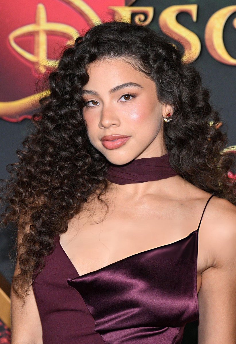 ourhazelhook's tweet photo. let’s take a moment to appreciate kiara in this dress ✨❤️ https://t.co/dm1kNUoFrS