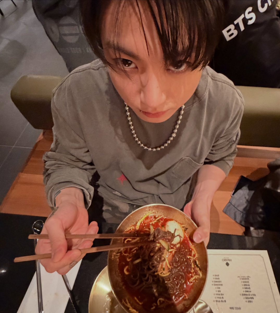 lvthvkook's tweet photo. 😭😭 taehyung knows him so well, thats his baby y'all https://t.co/NMTnD0pEZT