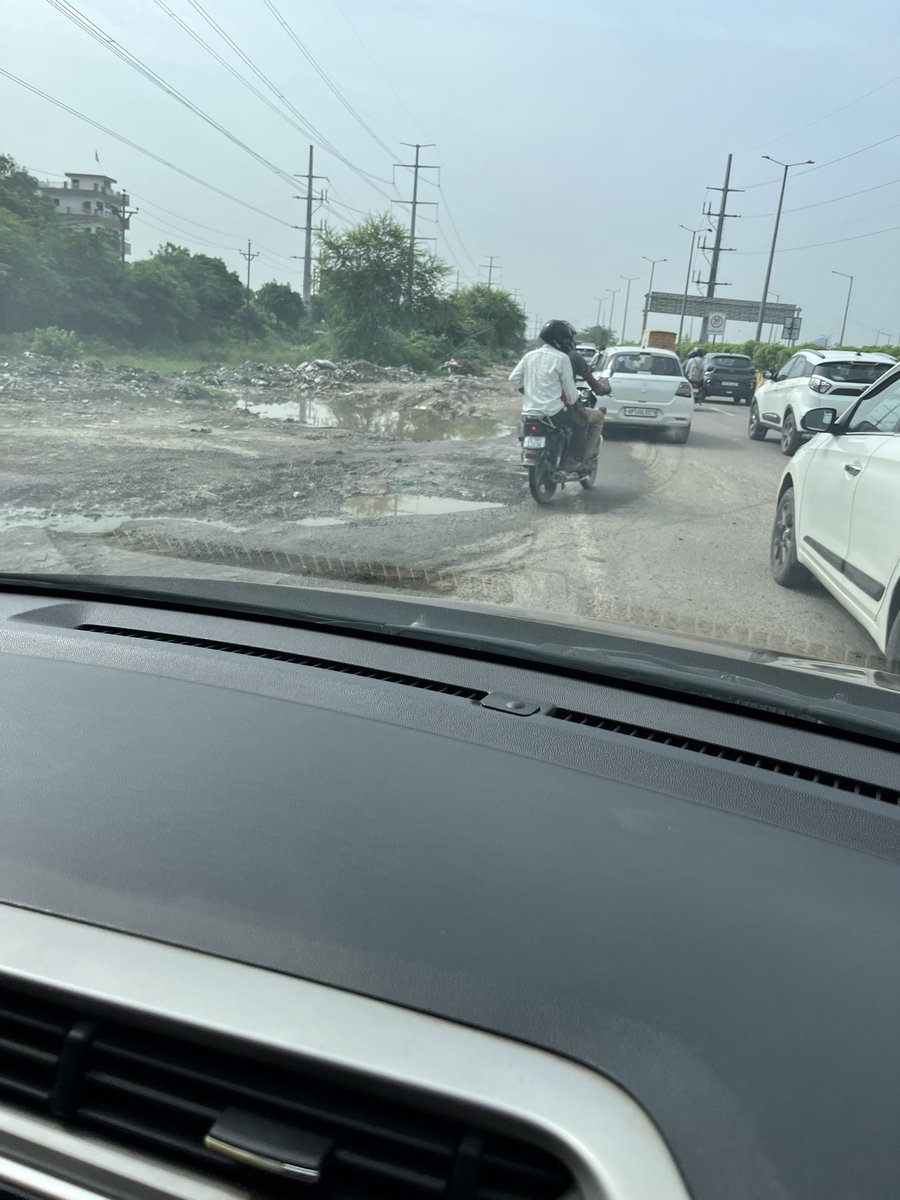 CAManishTiwari2's tweet photo. @dcptrafficnoida @Noidatraffic @OfficialGNIDA @Rise Chowk से Sorkha Chowk के बीच रोज़ जाम की स्थिति रहती है। पुलिया से उतरते ही सड़क संकरी हो जाती है, जिससे ट्रैफिक बाधित होता है। कृपया मौके का निरीक्षण कर कोई structural change/road widening कर स्थायी समाधान करें@ACPTrafficNoida https://t.co/fDazeo9xLh
