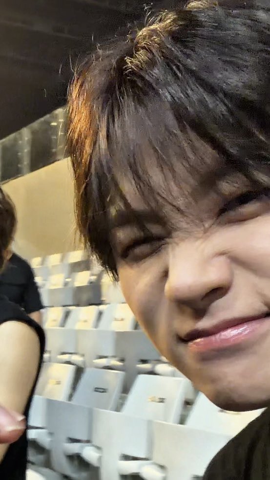 xxindahrd's tweet photo. why disrespect him when just asking jinani respectfully can get you this cute jinhwan?

and someone even get to have a little cute convo with nani, thats more memorable than you forced to touch him when he didnt want it😒 https://t.co/EkgdeTGhmq