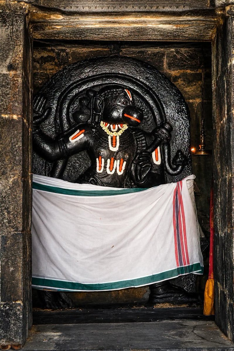 FCAACMA1976's tweet photo. Sri Veera Anjaneyaswamy

Sri Sundaravaradaraja Perumal Kovil
Uthiramerur https://t.co/W3UfNDrJt4