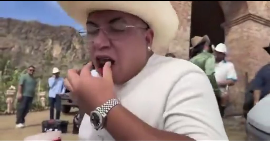 LVCnoticias6's tweet photo. Que te definan como “mueble” en televisión nacional sigue siendo menos humillante que tragar mierda de caballo y ser la mascota de Grupo Firme. Ánimo, Ese Pérez.

#LaCasaDeLosFamososMexico
#LaCasaDeLosFamososMx https://t.co/2pMiQySPB7