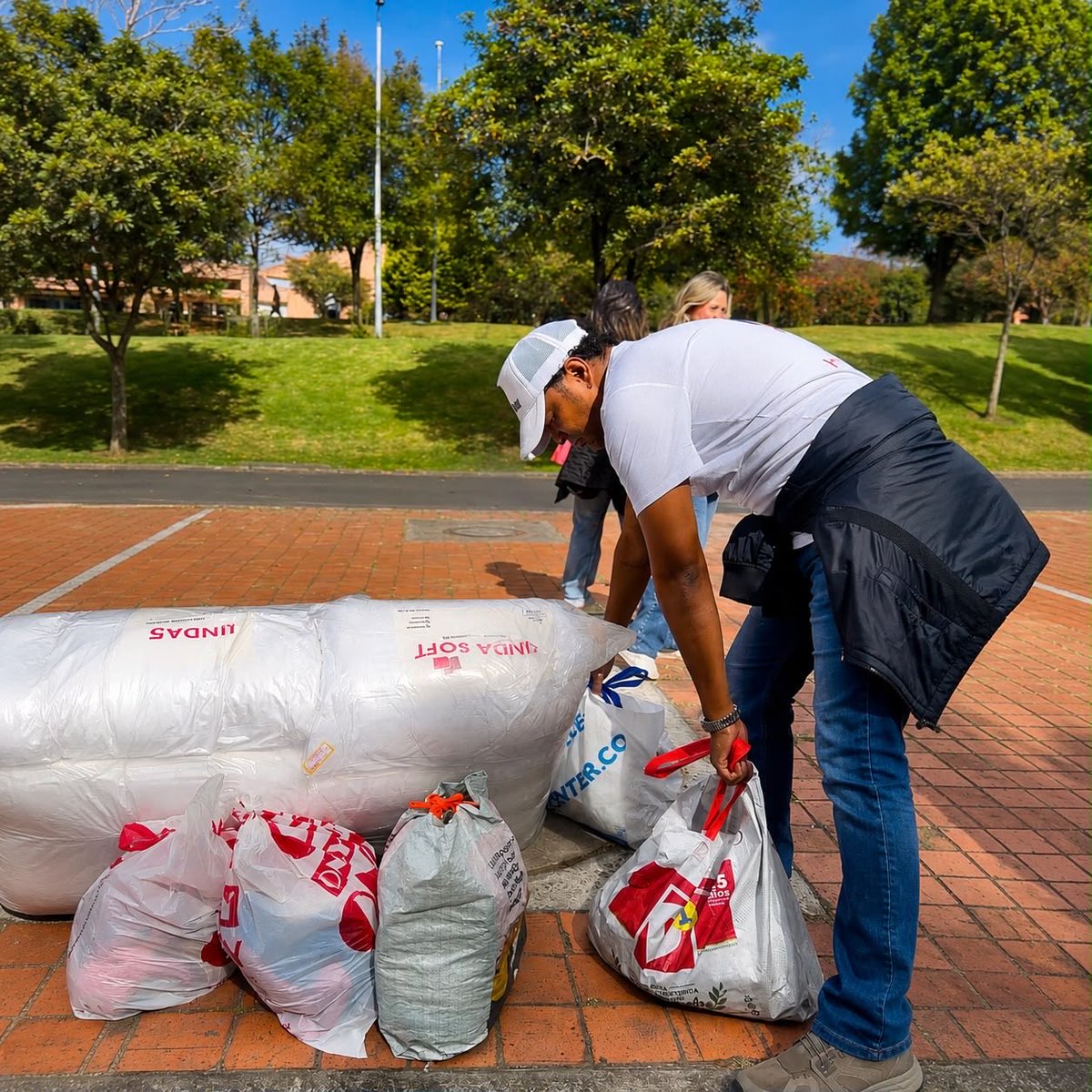 elnegrovictor's tweet photo. Mi gente, en Chapinero nos unimos para ayudar, y cuando lo hacemos con el corazón, es aún más especial. Los damnificados por el terremoto nos necesitan y aquí estuvimos, sumando nuestro granito de arena desde Vallenato al Parque. Gracias a todos los que  que se unieron 💜🇨🇴. https://t.co/FR3C04MR22