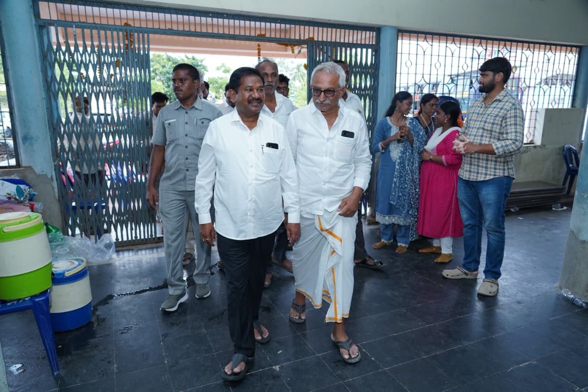 Drswamydola's tweet photo. టంగుటూరు మండలం వల్లూరులోని వల్లూరుమ్మతల్లి దేవాలయంలో కొండపి గ్రామానికి చెందిన వెంకటేశ్వర్లు (దేవర) నిర్వహించిన కొలుపుల్లో పాల్గొని అమ్మవారిని దర్శించి నియోజకవర్గ ప్రజలందరూ
చల్లగా వుండేలా దీవించాలని ప్రార్థించాను.

#Dsbvswamy
#SocialWelfareMinister
#Kondapi
#Andhrapradesh https://t.co/WkhcW4UePA
