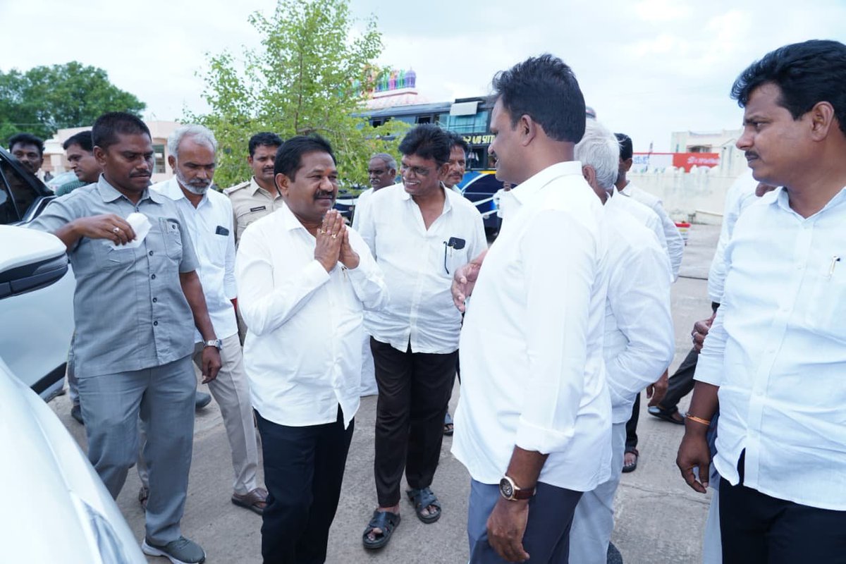 Drswamydola's tweet photo. టంగుటూరు మండలం వల్లూరులోని వల్లూరుమ్మతల్లి దేవాలయంలో కొండపి గ్రామానికి చెందిన వెంకటేశ్వర్లు (దేవర) నిర్వహించిన కొలుపుల్లో పాల్గొని అమ్మవారిని దర్శించి నియోజకవర్గ ప్రజలందరూ
చల్లగా వుండేలా దీవించాలని ప్రార్థించాను.

#Dsbvswamy
#SocialWelfareMinister
#Kondapi
#Andhrapradesh https://t.co/WkhcW4UePA