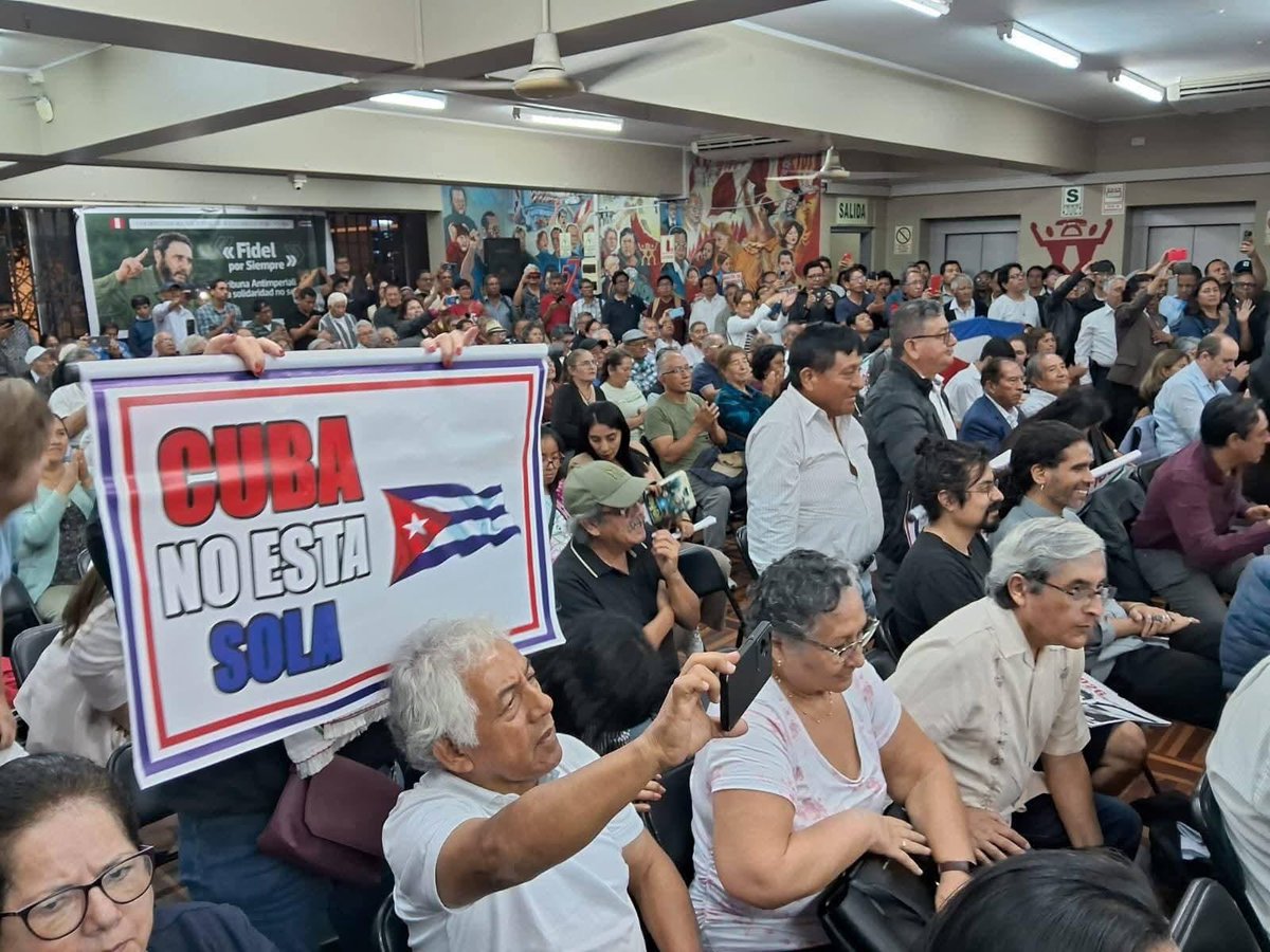 CubaMINREX's tweet photo. En velada político-cultural por los #100AñosConFidel, partidos, asociaciones, cubanos residentes, intelectuales y parlamentarios peruanos 🇵🇪 rechazaron el recrudecimiento del bloqueo contra nuestro pueblo y toda amenaza de intervención militar.

#CubaNoEstáSola ❤️‍🔥 https://t.co/OvgNaIfesz