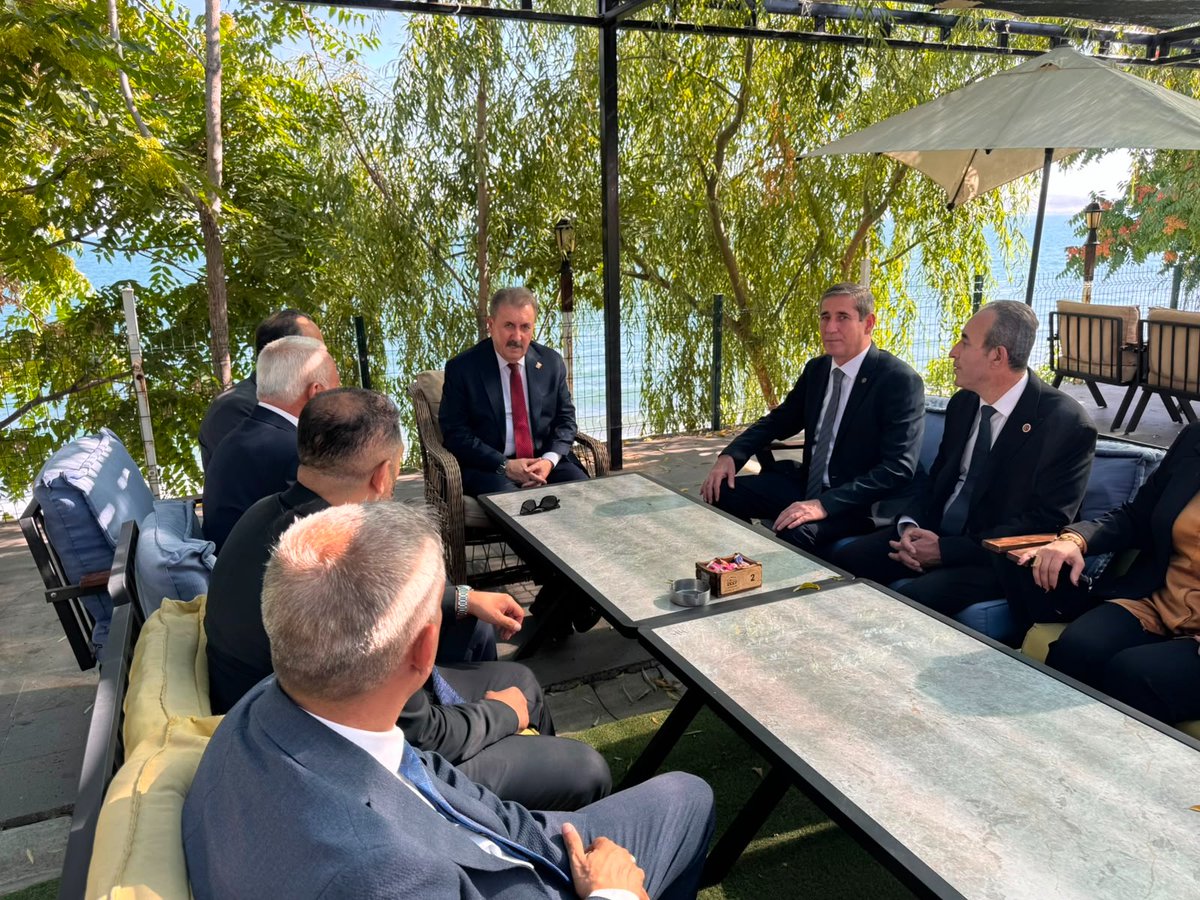 bbpgenelmerkez's tweet photo. Sayın Genel Başkanımız @Mustafa_Destici, Malazgirt Zaferi’nin 955. yıl dönümü dolayısıyla bulunduğu Ahlat’ta partililerimizle bir araya geldi.
Gerçekleştirilen buluşmada teşkilat mensuplarımızla sohbet eden Genel Başkanımız, çalışmalarımız ve gündeme ilişkin değerlendirmelerde bulundu.