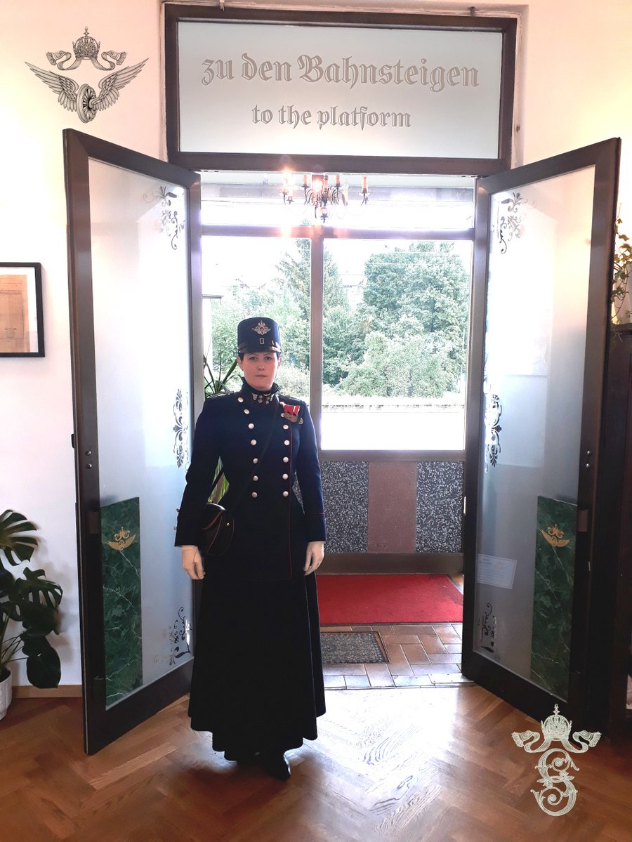 ATOrientExpress's tweet photo. Imperial-Royal Train Guard at your Service!

#kkstb #uniform #eisenbahnuniform #cafezumfluegelrad #badischl #kaisertagebadischl #kaisertagebadischl2026 #kaisertage2026 #kkstbuniform #railwayuniform #railway #retrophoto #reenactment #victorianreenactment #austrianrailwayuniform https://t.co/wTGCYYVFYX