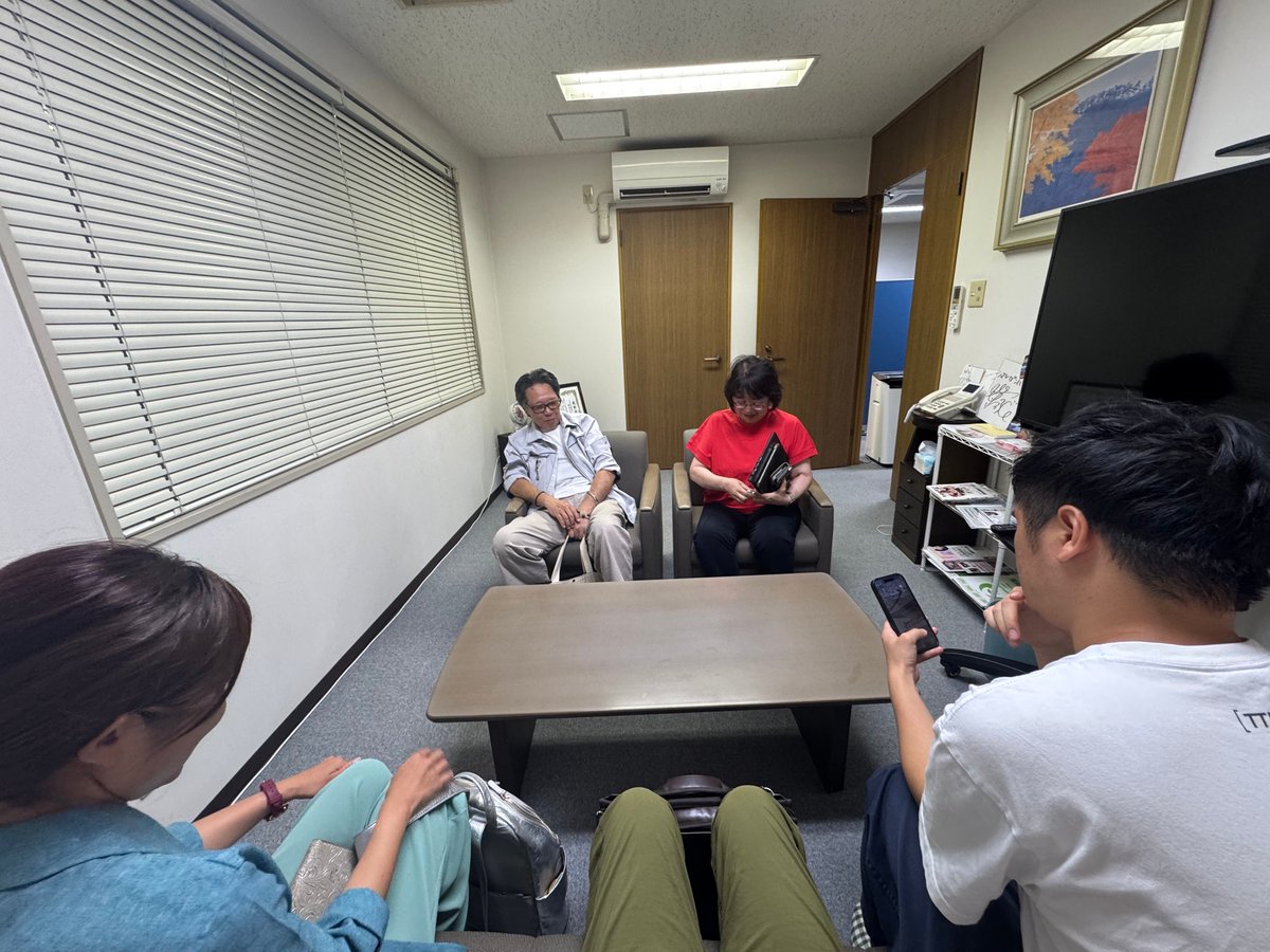 ezo_men's tweet photo. 開催までひと月を切り、
会議も重ねております。
会議終わり、片付けてからの
アフタートーク。
今年で19回目。
過去開催で色々なことが
あったと、
お話しを伺うスタッフたち。

メモ書きは、グランプリに授与される
豪華な景品たち。 https://t.co/bngUpqR1GM