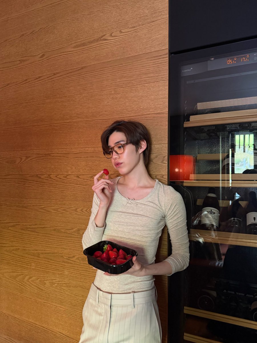_muffinp's tweet photo. เบบี้น้อยกับสตอเบอรี่ของโปรด พี่อยากเหมาสตอเบอรี่ทั้งโลกให้หนูคนเดียว น่ารักมากนิ่อ้วร😭❤️

#PPKritt https://t.co/DZyZP0Albf