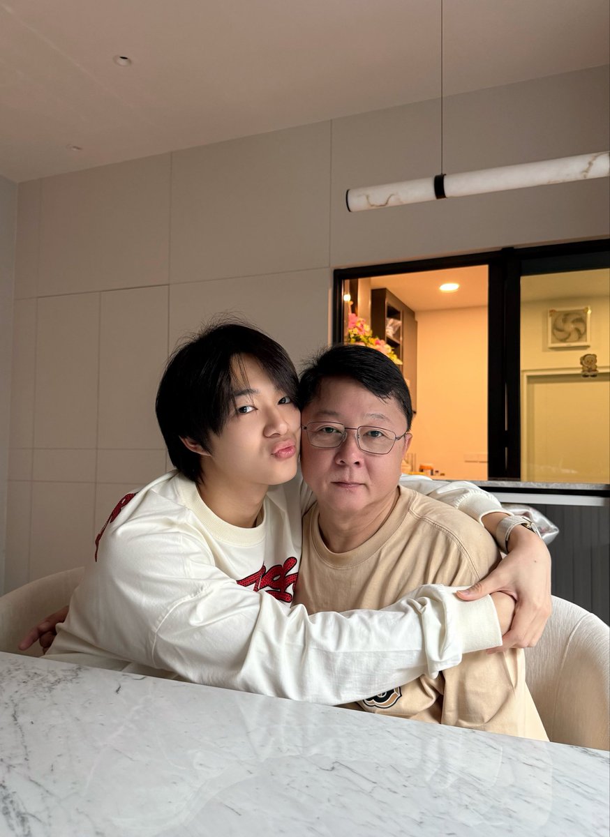 CwrNew's tweet photo. 25/08 Happy Birthday Papi ❤️ ขอให้ปีนี้ป๊ามีแต่เรื่องดี ๆ ได้พักผ่อนเยอะ ๆ สุขภาพแข็งแรงตลอดไป อยู่เป็นร่มโพธิ์ร่มไทรให้ลูก ๆ ไปอีกนาน ๆ เลยนะ 🌳 🤗 รักที่สุด https://t.co/1O4Gp0F6eU