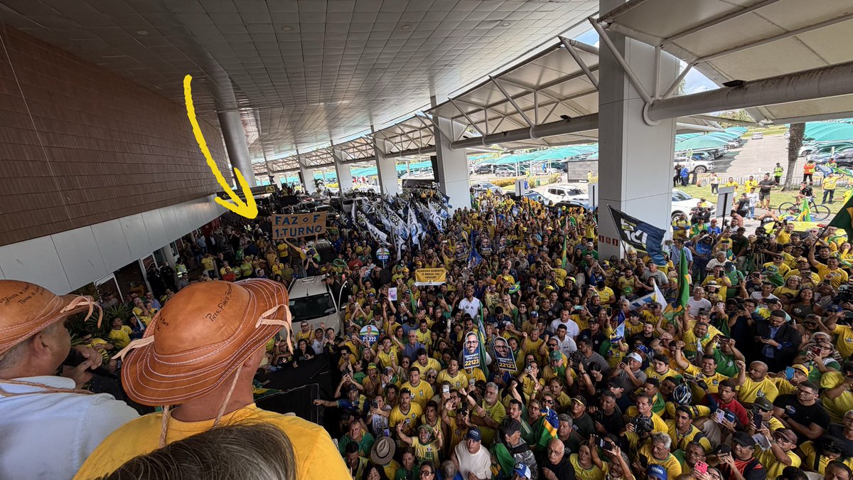 FlavioBolsonaro's tweet photo. Não dê zoom… https://t.co/alTg2EW7ob
