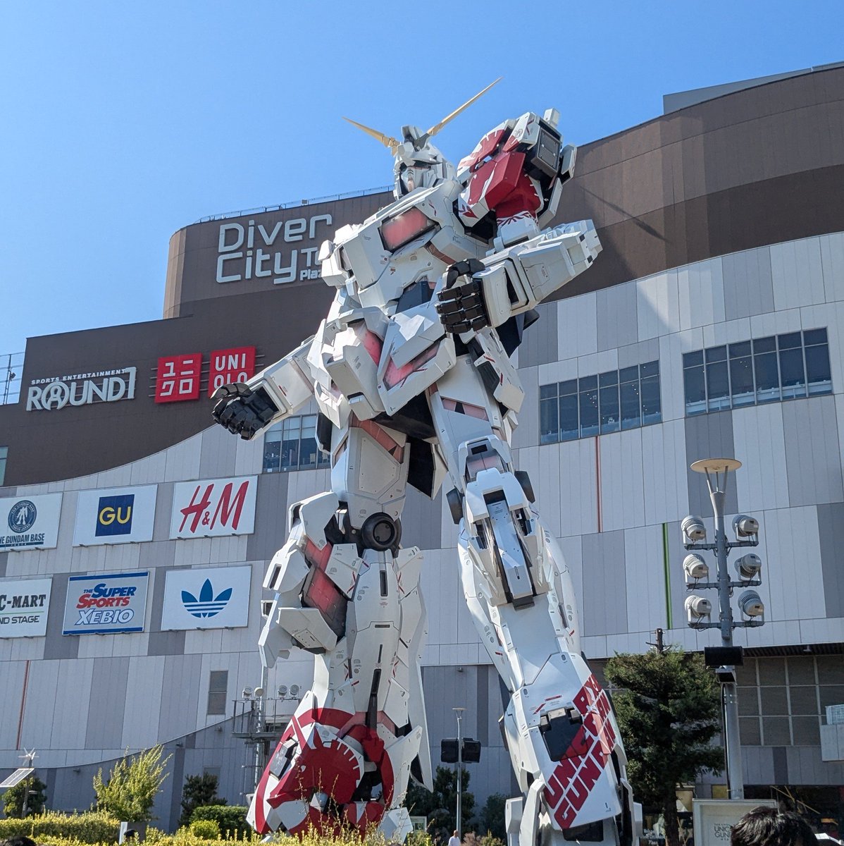 HEXallescape's tweet photo. ユニコーン立像終わるから休み取ってバイクで東京行ってきた🏍️
ガンダムベース開店直後に着いて入場15:00は笑う😂
横浜のポップアップストアも行ってきた

名古屋で買えなかったアカツキゼウスと上海フリーダムクリア買ってきた👍
バイクに無理やり詰め込んだから1個箱ベコベコw https://t.co/vvLuFfWYnA