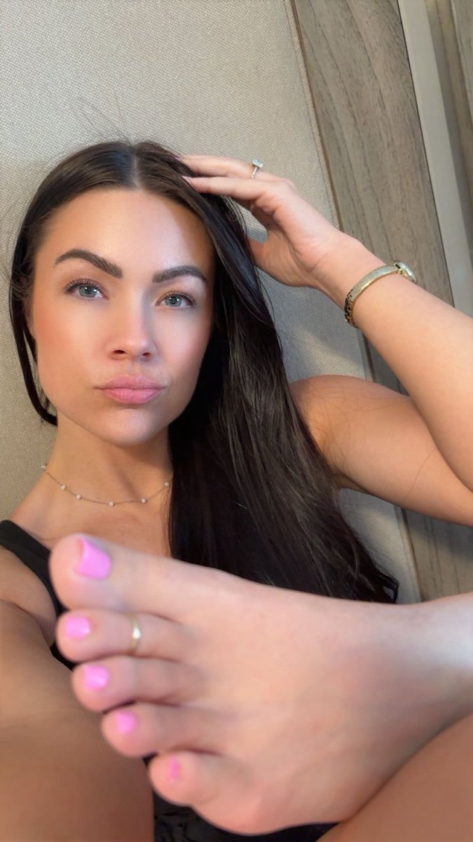 SpoilxSiren's tweet photo. Your sole purpose is to please me. 👣 https://t.co/C783AlSvGS