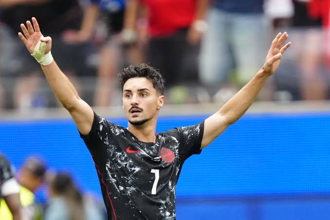 AnthonyRJoseph's tweet photo. Swansea City are close to agreeing a deal for Porto central midfielder Stephen Eustáquio.

It’s understood the clubs are in discussions over a deal worth £3.4m for the Canada international.

#FCPorto are also wanting to insert a 10% sell-on clause.

Eustáquio spent the second half of last on loan at LAFC before featuring at the World Cup in the summer.

The 29-year-old is in the last year of his contract at Porto.