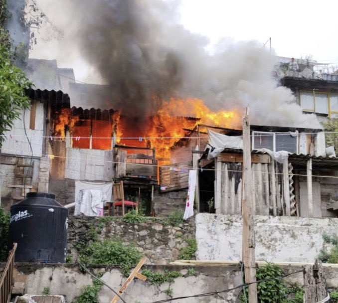 LopezCasarinJ's tweet photo. Informo que el incendio ha sido controlado, evitando que se propagara a otros domicilios de la zona.
Se confirma que no hay personas lesionadas.
Los equipos de emergencia continúan realizando las labores correspondientes para asegurar el inmueble y descartar cualquier riesgo adicional.
Se llevarán a cabo las investigaciones y peritajes correspondientes para determinar las causas que originaron el incendio.