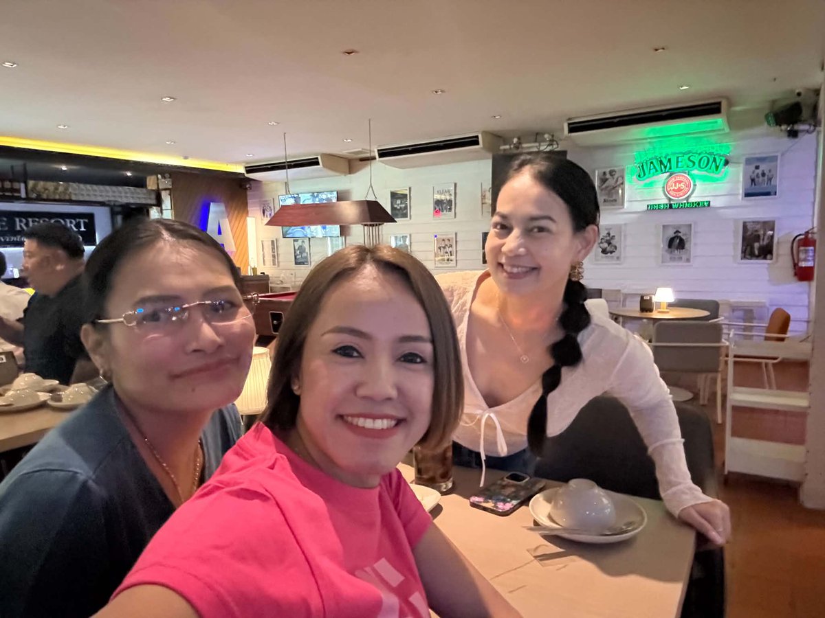 march_kara's tweet photo. I always smile when I meet my friends. 🥃🥴 https://t.co/4FrqOfXlNV