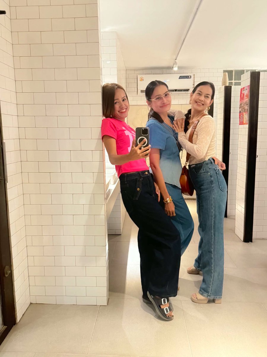march_kara's tweet photo. I always smile when I meet my friends. 🥃🥴 https://t.co/4FrqOfXlNV
