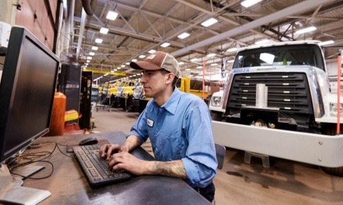 Mitchell1's tweet photo. 🎙️ In this episode of The Fleet Lead, Kristy Coffman joins host John Hitch to talk about 20 years of TruckSeries innovation, from interactive wiring diagrams to technician training and emerging technology.🚛
🎧 https://t.co/SXC6h1XHtD
#Mitchell1 #TruckSeries #FleetMaintenance https://t.co/vI3GsSi55R