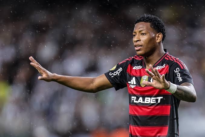 Fla_Sofa's tweet photo. Acho bizarro a precificação do Flamengo com José Boto . Tanto em compra quanto em vendas .
Nas vendas , o preço é sempre menor e nas compras os valores maiores .
Exemplo claro disso é o Plata/Wallace Yan .
Recentemente o Flamengo adquiriu 30% do WY por 3 milhões de euros , por um jogador reserva e pouco utilizado .
Agora há notícias da venda de Plata por 10 milhões de euros . Por mais que a gente critique, em muitos momentos é titular e proporcionalmente está saindo pelo mesmo valor do Wallace Yan.
