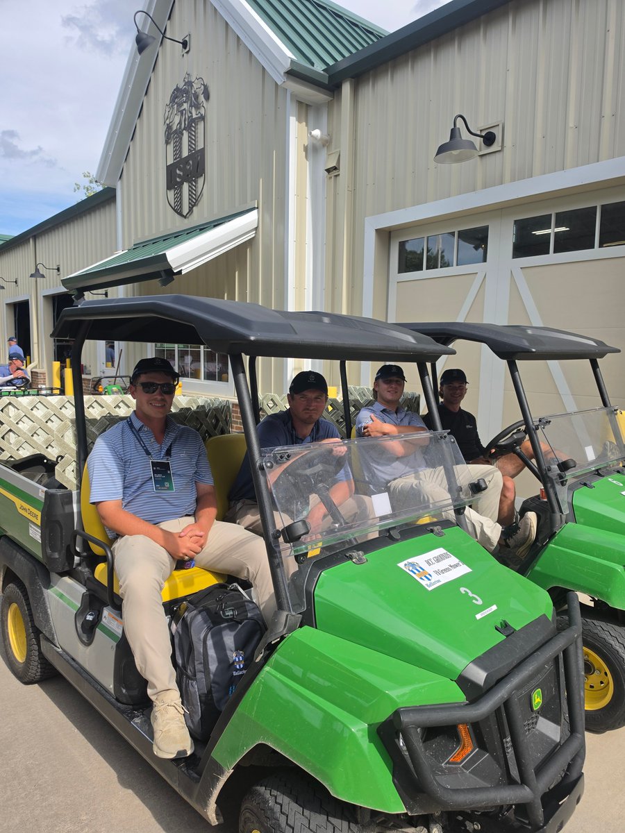 PBIGordonTurf's tweet photo. A championship tournament doesn't just happen on the course, it takes an entire team behind the scenes. Even on early mornings and hot afternoons the grounds crew was all smiles! #groundscrew #bmwchampionship @BMWchamps https://t.co/fuinDwWD8l