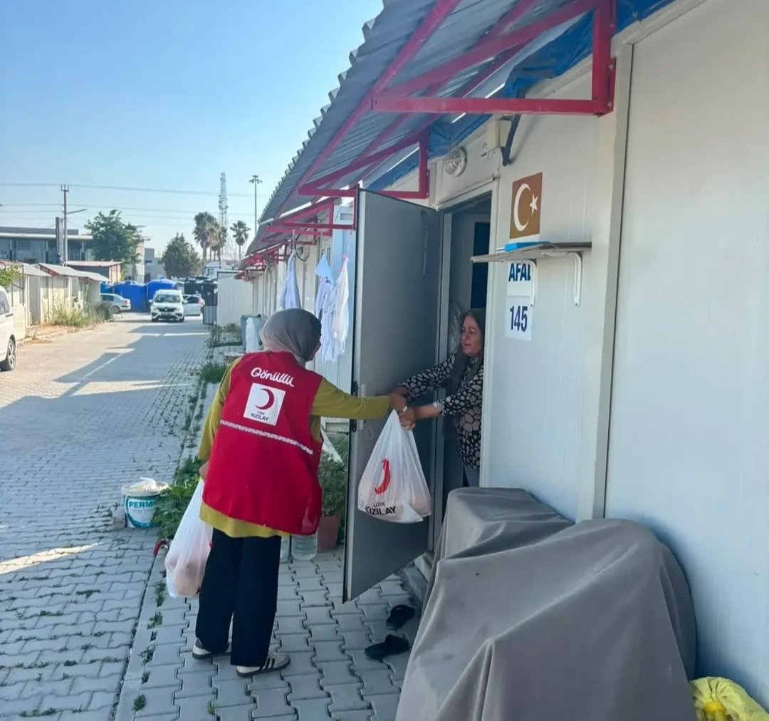 KizilayKadin's tweet photo. 📌Hatay
Konteynerde yaşayan ailelerimizle bir araya geldik. Bazen bir buluşmayla başlayan güzel bir sohbet, paylaşmanın ve dayanışmanın en anlamlı hâline dönüşüyor. https://t.co/QVswbiOaQU