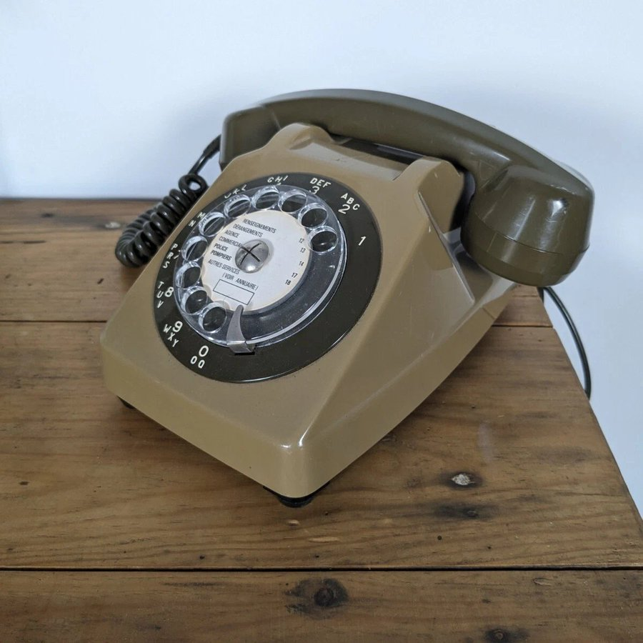 Generations7080's tweet photo. Qui peut honnêtement dire qu'il se souvient du numéro de téléphone de ses parents quand il était petiot ? https://t.co/pF15fjcO0M