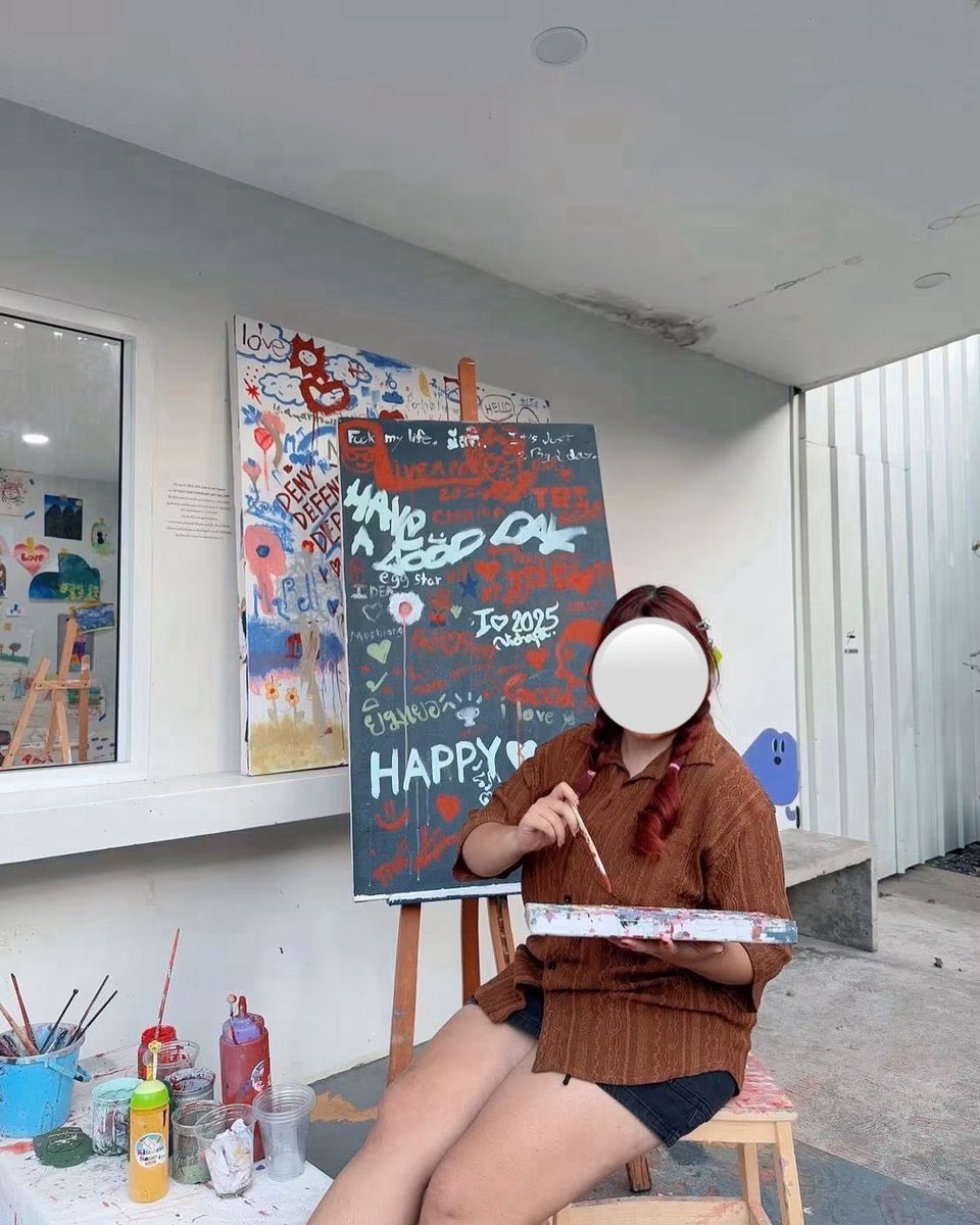 chayx_jh's tweet photo. #ตามรอยอาทิตย์ดาวตก ((เรียกว่าตามได้มั้ย เพราะฉันไปมาตั้งแต่กุมภาปี68ละ55555)) เดี๋ยวแปะพิกัดร้านไว้ในเมนชั่นน้าคั้บ คันปากอยากพูดตั้งแต่ไปดูในโรงละ555555555555555 คือฉากที่น้องดาวไปสอนที่คาเฟ่ ตั้งแต่เดินมาก้าวแรกนี่อุทานเลย “ไอเชี่ย ไปถ่ายไกลมาก คลองหกป้ะ555555” แต่ยังไม่แน่ใจ จนฉากพี่อาทิตย์วิ่งเข้าไปหาน้องดาวก็เลยมั่นใจว่าร้านนี้แน่ๆจากนั้นก็รีบไปพิมพ์ไปหาเพื่อนว่าเคยไปมาแล้ว5555555 คือทุกคนร้านเป็นคาเฟ่+แกล ซึ่งคาเรกเตอร์ร้านชัดเจนมากๆๆๆ มีเวิร์คช้อประบายสีใดๆ ขนม น้ำอร่อยมากกกก พี่ๆพนักงานดูแลพูดจาดีมากกก แต่ร้านค่อนข้างแอบไกลและเรียกว่าพิกัดลับได้เลย แต่ไปไม่ยาก ถ้าไปเส้นม.ราชมงคลธัญคือตรงอย่างเดียว แล้วเข้าซอยตรงไป 300-400 เมตรก็ถึง คือร้านร่มรื่นมากกกกก นี่ไปถ่ายรูปมา 1 รอบ แล้วก็ไปถ่ายละครสั้นธีสิสอีก 1 ครั้ง แต่เดินทั่วทุกมุมเลยจำร้านนี้ได้ ตอนซีรีส์ของช่องวันเจนแซ่บก็มาถ่ายนี่ดูละจำได้5555555 ทุกคนไปเยอะๆ แล้วบอกร้านได้เลยมาตามรอยซีรีส์อาทิตย์ดาวตกสเปเชี่ยลได้เลย 

#TheSunFromAnotherStarSpecialEpisode #อาทิตย์ดาวตก 🌞💫
 ݁˖⋆. 𐙚 ˚ #ngernnn #oattrttt #NgernOat #เงินโอ๊ต  ݁˖⋆. 𐙚 ˚