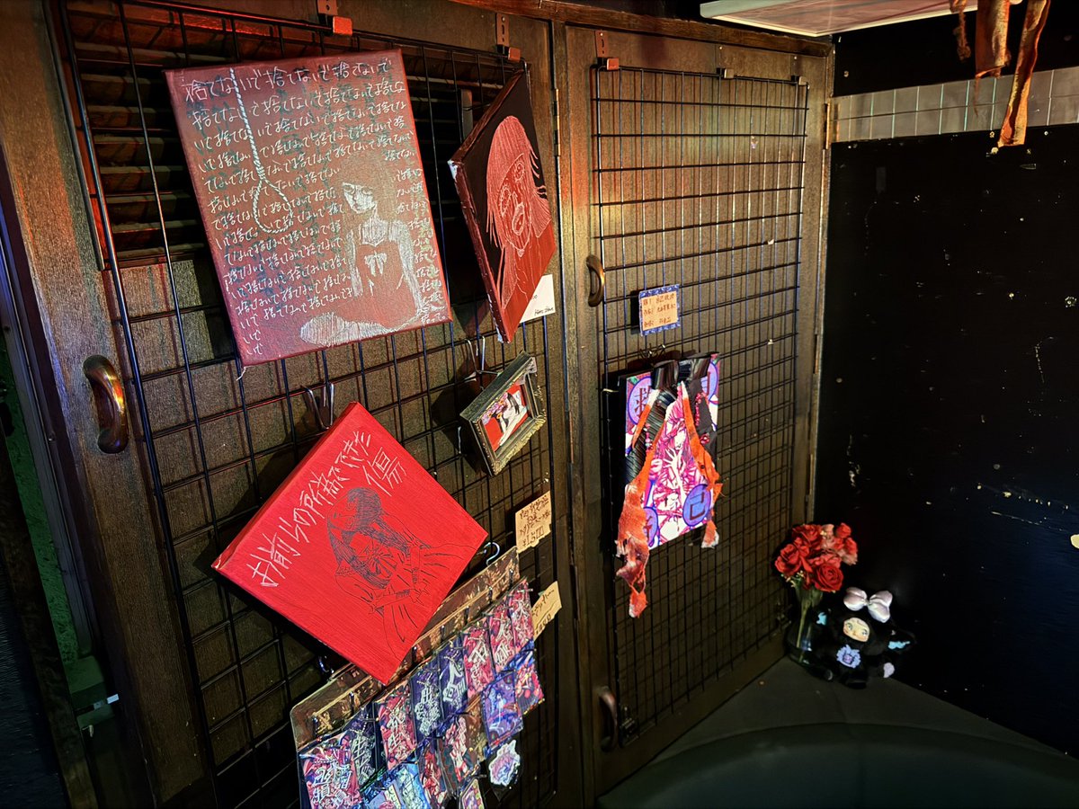 kira_numnumnum's tweet photo. DOQUDOQUで開催中の Wあこさん、はいぢさんのグループ展「衆苦！明るい人類化計画」観て来ました!
新作も含めて鑑賞。初めましてのもう一人のあこさん @aco_mtmtmgmg の作品、儚げだけど訴えかけるような力強さも感じる素敵な作品でした。
多分7年振りのDOQUDOQU、堪能して参りました。
会期8/31まで☝️ https://t.co/QJ6NR7HePv