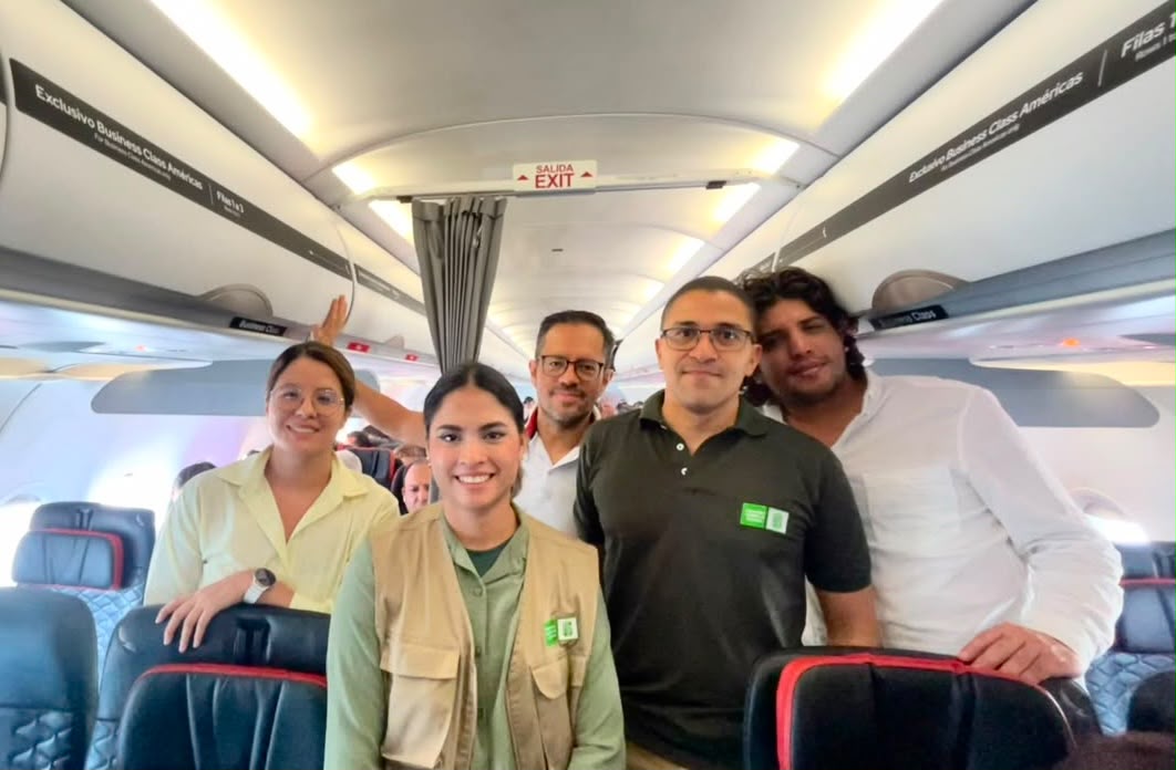 CaracolBga's tweet photo. 🔴#Bucaramanga | Una misión de 25 expertos de la UIS parte desde el aeropuerto Palonegro hacia Pereira. Durante cinco días revisará viviendas y edificaciones afectadas por el terremoto y elaborará un inventario que servirá para definir las obras necesarias. https://t.co/erSbr7OvFL