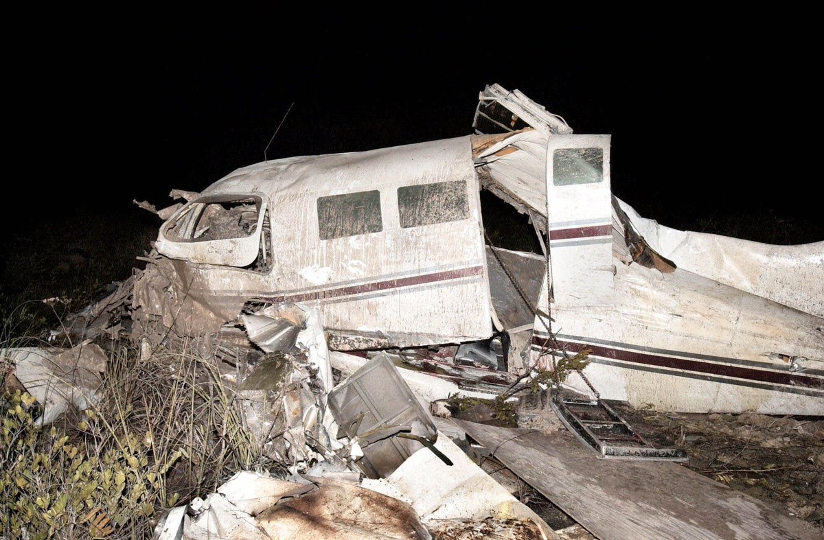 25YearsAgoLive's tweet photo. Pop star Aaliyah has died at age 22. 

A private Cessna 402 aircraft crashed near Marsh Harbour, The Bahamas, killing the pilot and eight passengers aboard, including Aaliyah. 

The NTSB is investigating. https://t.co/WWGGmwkbAg