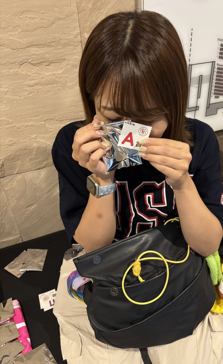 __aiNo109's tweet photo. 楽屋の思い出🍞
1枚目:A賞が当たった瞬間の震えが止まらないわたし
2枚目:A賞の紙を写真撮ろうと思って動揺してぶれた
3枚目:A賞とこのツアーのために書いてもらったつめ
4枚目:Tシャツ抱きしめてホテル戻って余韻で撮った https://t.co/yX4bbS8u3X
