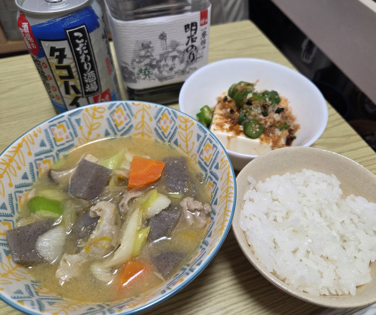 tmpichu's tweet photo. 暑いけど、冷凍庫パンパンすぎるから豚汁作りました☺️
具は豚肉、こんにゃく、ニンジン、ネギ、かぼちゃ、エリンギです！ https://t.co/kCc3X8tHrh