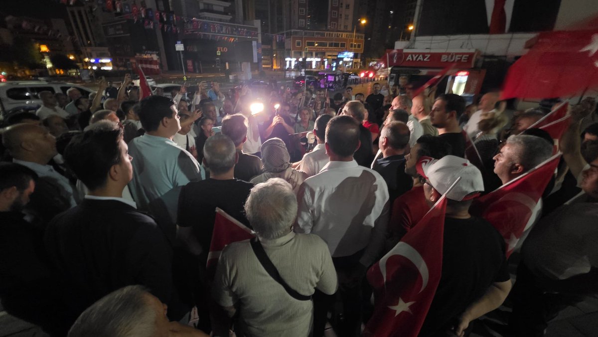YS_Turkoglu's tweet photo. TEŞEKKÜRLER BURSA,
TEŞEKKÜRLER DAVA ARKADAŞLARIM…

Ankara’da uğradığımız fiziki saldırı sonrası döndüğümüz Bursa’da, gecenin ikibuçuk olmasına rağmen, alkışlarla ve sevgi dolu bir karşılamayla bağrına basan Bursalı hemşehrilerim ile tüm dava arkadaşlarıma sonsuz teşekkür ediyor, şükranlarımı sunuyorum. 

Arayan soran, hastaneye koşup gelen, başta Kıymetli Genel Başkanım Müsavat Dervişoğlu (@MDervisogluTR) ve dava arkadaşlarım olmak üzere Bursa İl Başkanım İsmail Kaya (@ismailkaya_16), GİK Üyemiz Bursa Milletvekilimiz Hasan Toktaş (@HasanToktasTR), geçmiş dönem İl Başkanımız ağabeyim Dr. Mehmet Hasanoğlu'na, ilçe başkanlatımıza, il ve ilçe yöneticilerimize, dava arkadaşlarım ve Bursalı hemşehrilerime çok teşekkür ediyorum. İYİ ki varsınız. 

An be an yanımda olan ve sürekli ilgilenerek beni kısa zamanda ayağa kaldıran Hacettepe Üniversitesi Acil Servis Ana Bilim Dalı Başkanı Prof. Dr. Mehmet Ali Karaca Hocam ve fedakar ekibine de şükranlarımı sunuyorum.