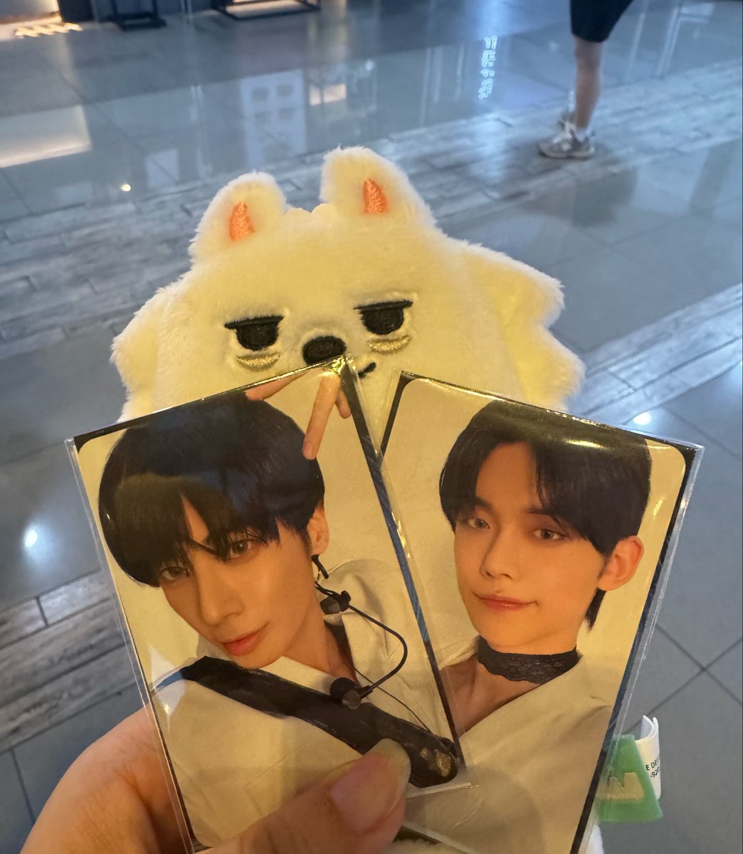 malangsoobiin's tweet photo. 투바투 하이퍼포커스 vr을 보고왔어요

.
.
.

제가 남사스러워서 이런 말은 안 하려고 했는데 저는 도대체 멤버 몇 명이랑 키스를 한거져?

엔드리스 라이드 정도를 예상하고 갔는데 비하인드 영상에서 너무 놀라 미치는 줄 알았어요;

포카는 냥냥즈 나왔는데 현장에서 수빈이랑 교환 성공 💕 https://t.co/0O4uUHRAmS