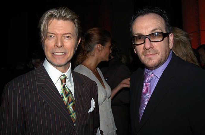 DavidBowieBot's tweet photo. 70年代のイギリスの若者文化は、常にデヴィッド・ボウイを突きつけられているようなものだった。

──エルヴィス・コステロ https://t.co/iB9noeeRXc