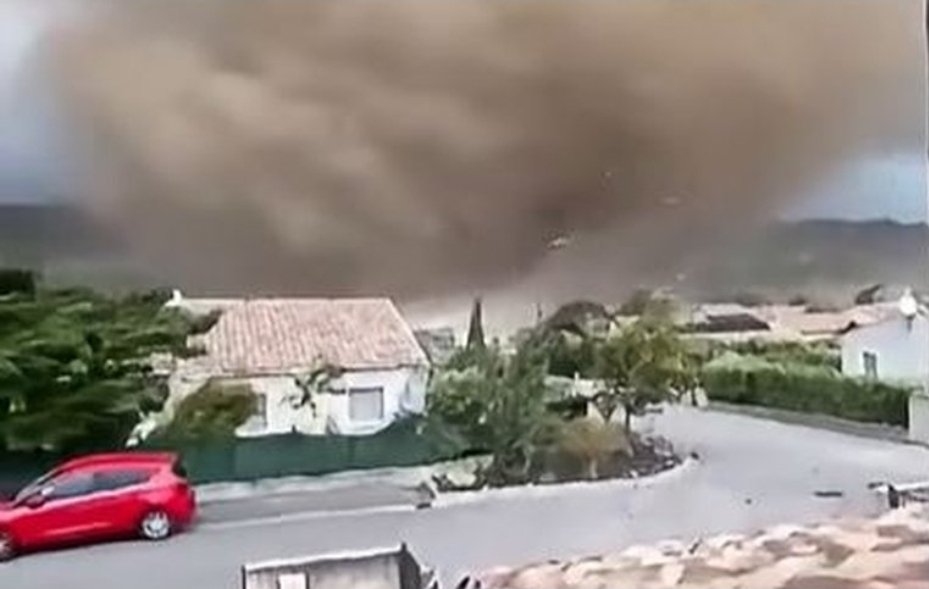 QuentinCad31672's tweet photo. FRANCE UNE ANNÉE HAARPIENNE⚡

Cette année on peut parler d’étrangeté. Alors certains vont vous baratiner en mode réchauffement climatique.

Mais faisons un point vite fait.

Inondations de malade.
🌊 Hiver 2026 : 
quarante jours de pluie d’affilée, mi-janvier–fin février. 
Tempêtes Goretti, Nils, et la suite. Gironde, Maine-et-Loire, Charente, Lot-et-Garonne sous l’eau. 
Vigilances rouges à répétition. 
Des communes entières en catastrophe naturelle. 
Des milliers de logements inondés. Quatre mille personnes hébergées en urgence. 
Pas un bilan national propre. 
Juste des rues devenues rivières.

Chaleurs caniculaires records.🌡️ 
Juin déjà étouffant. 
Juillet 2026 : 
mois le plus chaud jamais enregistré en France depuis 1900. 
24,9 °C de moyenne nationale. 
+3,8 °C au-dessus des normales. Devant août 2003.
 Trois vagues d’affilée. 
Un dôme de chaleur posé sur le pays. 
On cuit.

Incendies de fou. 🔥 
Début juillet, le Diois s’embrase. 
Le 12 juillet, Fontainebleau brûle à deux heures de Paris. 
Le 21 juillet, Pontevès dans le Var. 
Le 22-23 juillet, Gironde et Landes : 
plus de 42 000 hectares d’un coup, évacuations massives, le plus gros feu depuis 1949. 
Fin août on tourne autour de 96 000 à 119 000 hectares partis en fumée. 
Sept fois la normale. 
Le feu qui fabrique son propre orage.

Côté maisons : 
bilan officiel provisoire. 
Gironde : environ 240 à 250 bâtiments détruits, dont 183 au Porge. 
Landes : environ 200 à Biscarrosse. 
Var : une vingtaine de maisons détruites, une cinquantaine touchées. Pyrénées-Orientales : 
une vingtaine. 
Au bas mot, près de 500 habitations calcinées rien que sur les gros feux. 
Le reste du pays n’est même pas additionné. 🏚️

Tornade et tempête, hier. 🌪️ 
24 août 2026. 
Pomas, dans l’Aude. 
Une tornade. 
Trente-neuf blessés. Trois cents habitations touchées. 
Toits arrachés, étages éventrés, un village de mille âmes à moitié déchiré.

Et si on fait le point de toutes ces catastrophes sur une seule année : au moins 500 maisons détruites par le feu, 300 touchées en une après-midi de tornade, plus les milliers de logements inondés ou éventrés par les tempêtes de l’hiver. 
Pas de chiffre officiel unique. 
Un inventaire de ruines. 
Le nombre d’habitations détruites ou endommagées n’a jamais été égalé comme ça d’affilée.

Dans un autre sujet : 
crise économique sans précédent. 💸 Inflation, dettes, usines qui ferment, agriculteurs au bout, pouvoir d’achat en lambeaux.

Il ne manque plus que la famine et les sauterelles. 
On y ajoute une petite guerre civile et c’est ton jamais. 🚨

HAARP, dôme de chaleur, chemtrails, algorithmes, hasard : 
choisissez votre version. 
Les faits, eux, s’empilent. 
L’année 2026 en France n’a pas l’air d’une année. 
Elle a l’air d’un test. 
Ou d’une fin. 
Tout détruire pour tout reconstruire. 👁️
