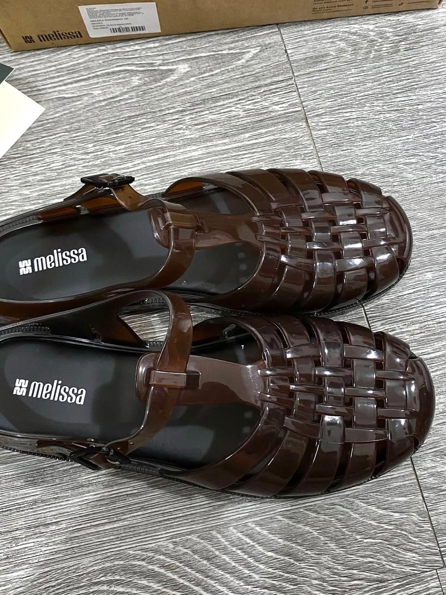 szhuoka's tweet photo. kenapa sepatu melissa mahal?
padahal cuma sepatu jelly doang😭 https://t.co/pCa6mReDg6