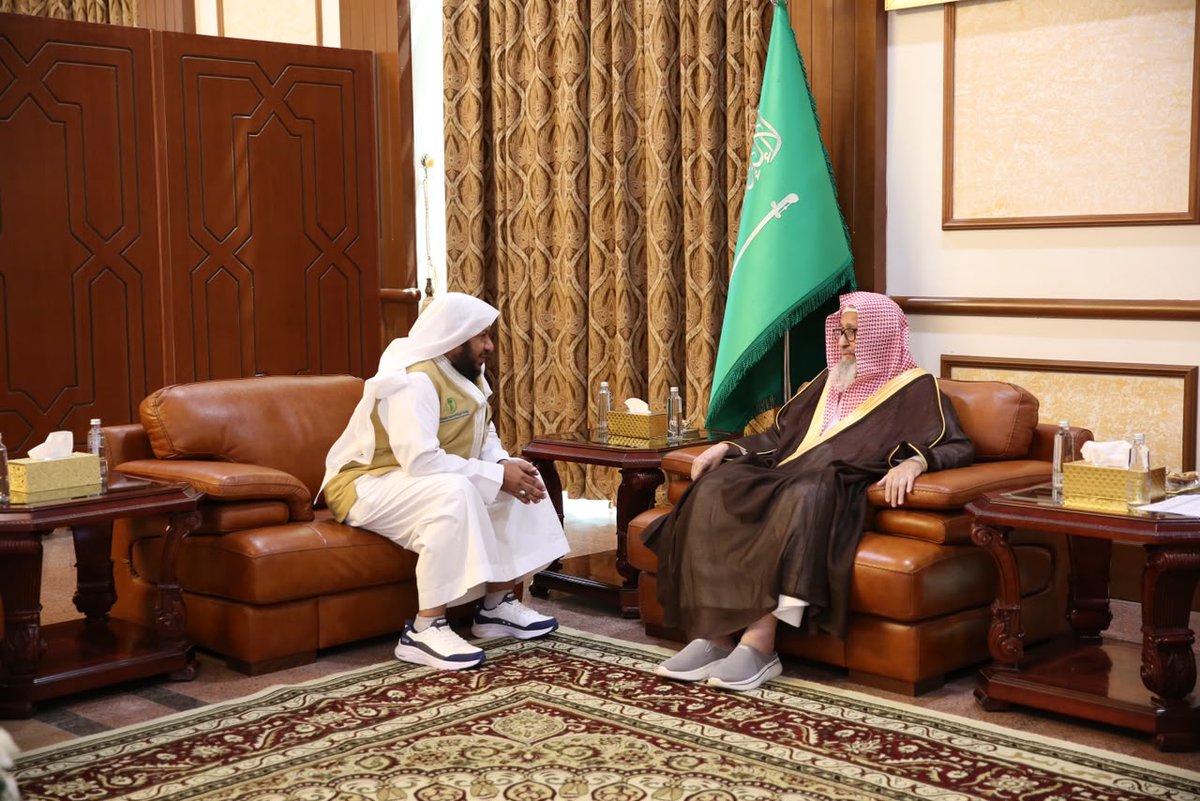 ekram_fb's tweet photo. تشرف رئيس مجلس إدارة جمعية إكرام لبنك الطعام الدكتور أحمد حربي المطرفي والوفد المرافق له بزيارة سماحة مفتي عام المملكة، رئيس هيئة كبار العلماء، الرئيس العام للبحوث العلمية والإفتاء، الشيخ الدكتور صالح بن فوزان الفوزان

وخلال اللقاء استمع سماحته إلى شرح عن أعمال الجمعية وبرامجها ومبادراتها في مجال حفظ النعمة والحد من الهدر الغذائي، وأشاد بما تقوم به الجمعية من جهود، وما تسهم به من تعزيز قيم التكافل والتراحم وخدمة المجتمع