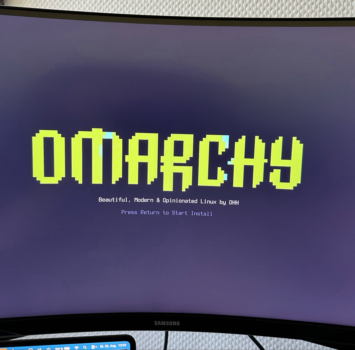 niklasdev's tweet photo. Today is my first time switching to Linux. I am very curious and will hopefully use it daily as my dev machine. @dhh 

For now it will be a dual boot setup with Windows for quick switching if needed and my MacBook for mobile and especially iOS development. https://t.co/4ftYzFmMfi
