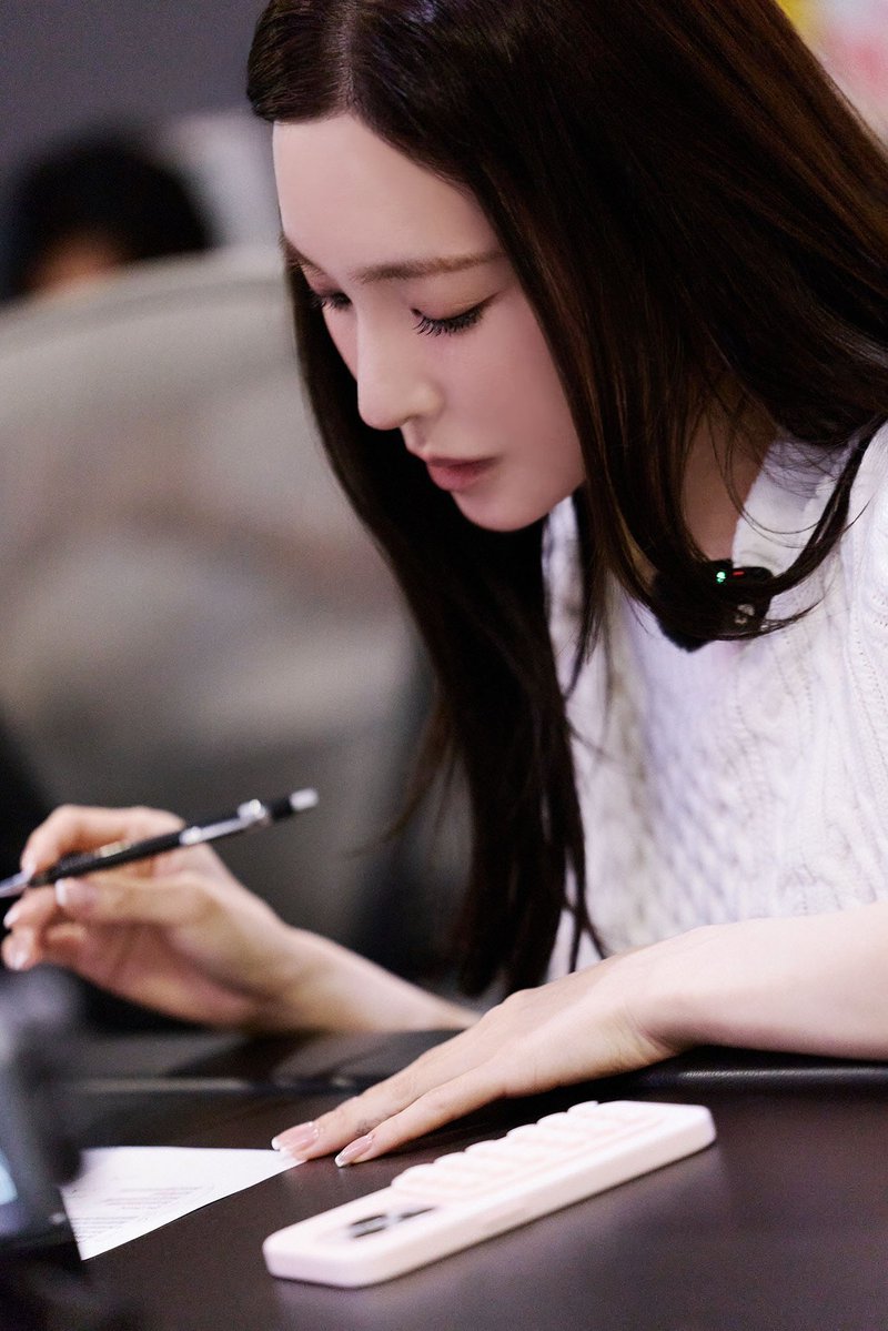 nemz_801's tweet photo. Tiffany Young - Miyeon 
Lips Together behind scene picture
 
#TiffanyYoung #티파니영 #EdgeOfCalm https://t.co/jZf0DplIRN