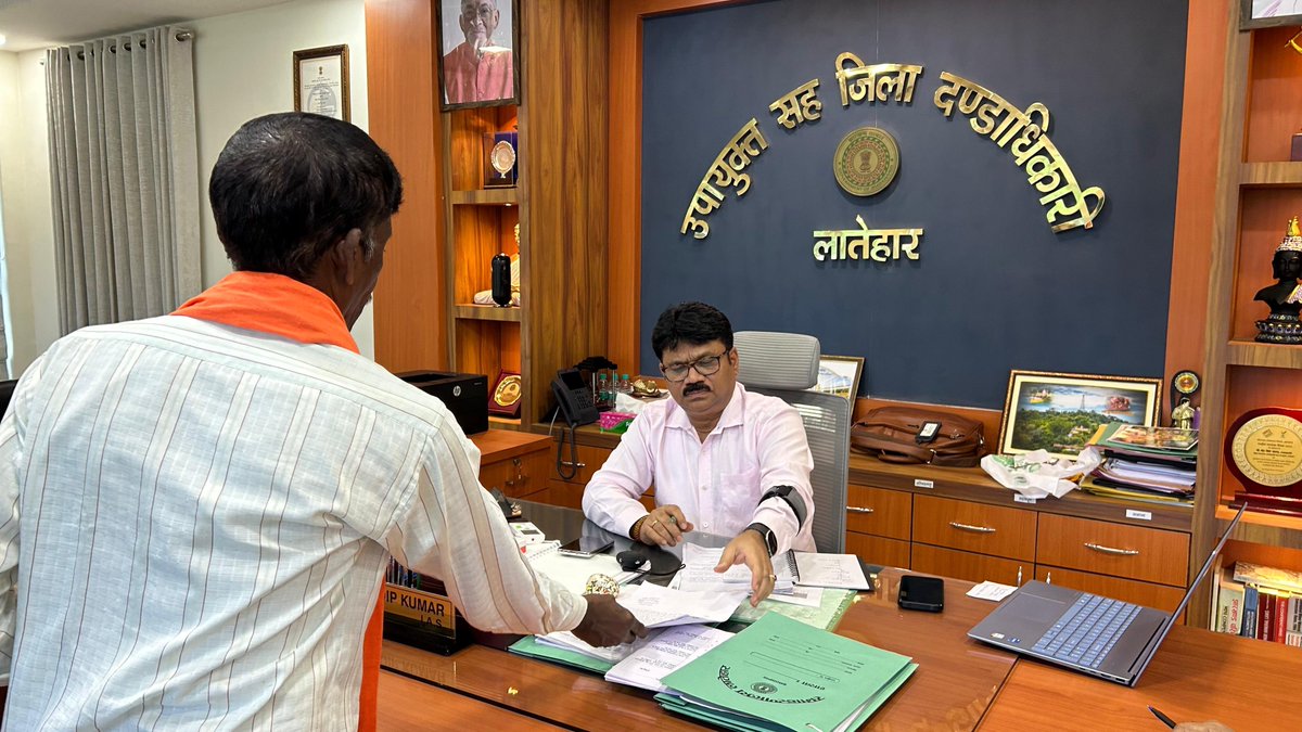 LateharDistrict's tweet photo. साप्ताहिक जन शिकायत निवारण में जिले के शहरी एवं ग्रामीण क्षेत्रों से आए शिकायतकर्ताओं की समस्या को सुनने के पश्चात संबंधित विभाग के अधिकारियों को निर्देशित किया कि सभी आवेदनों का भौतिक जांच करते हुए उसका समाधान जल्द से जल्द कराना सुनिश्चित करें।
@JharkhandCMO https://t.co/Xoht9uZmqV