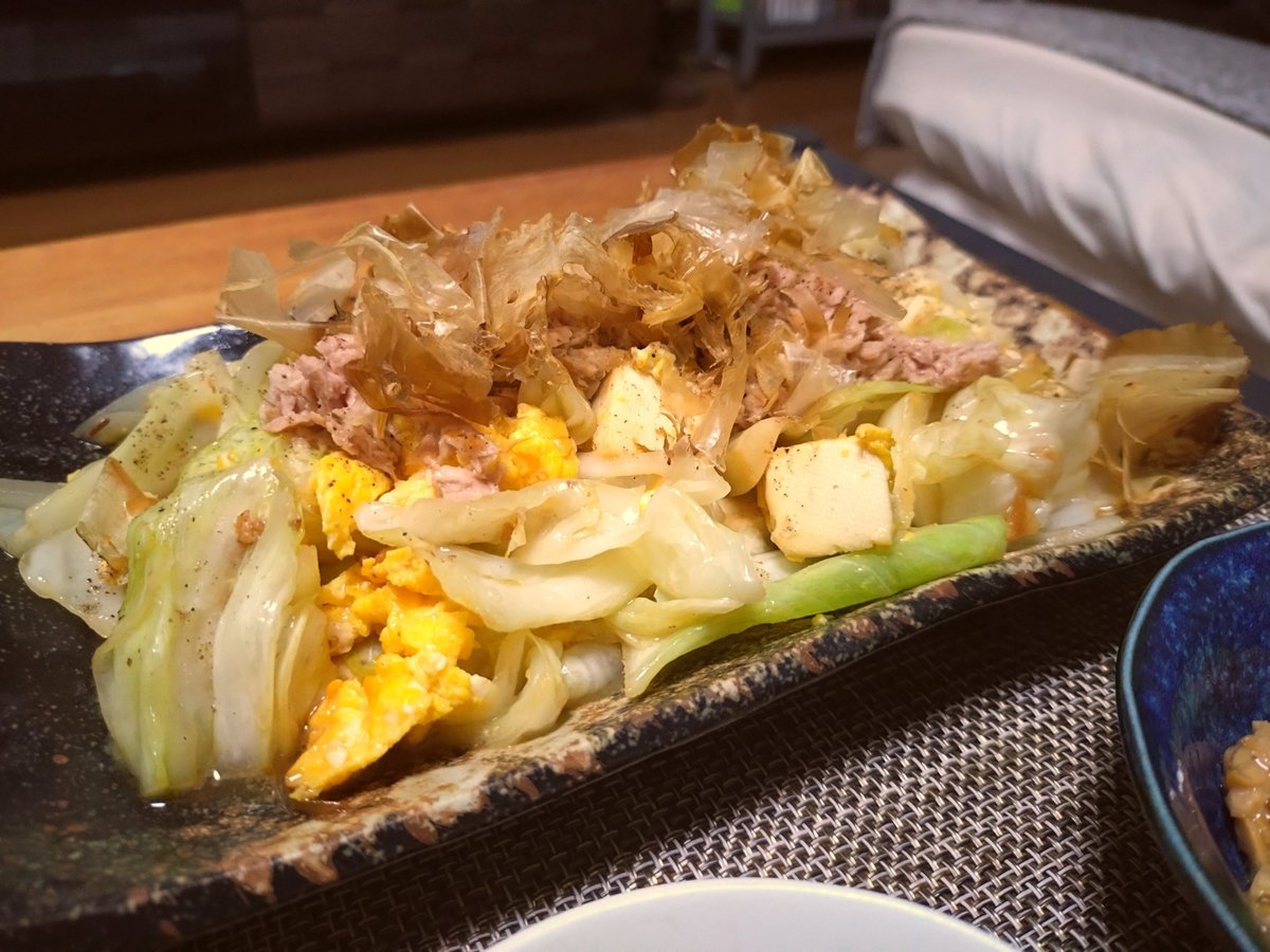 kcal_is_enemy's tweet photo. ほいよ！居酒屋サト棒だよ！！
昼間にカロリー摂取したら夜はしめやかに…

•鰹の刺身
•豆腐チャンプルー
•ひきわり納豆😂

サト棒のチャンプルーは先に卵炒めてよける、豆腐炒めてよける、でキャベツと玉ねぎ炒めて良い具合になったら逆の順番でフライパンに戻す👍炒め時間って大事よねー🤭ｳﾏｲ https://t.co/8YmtONW1xu