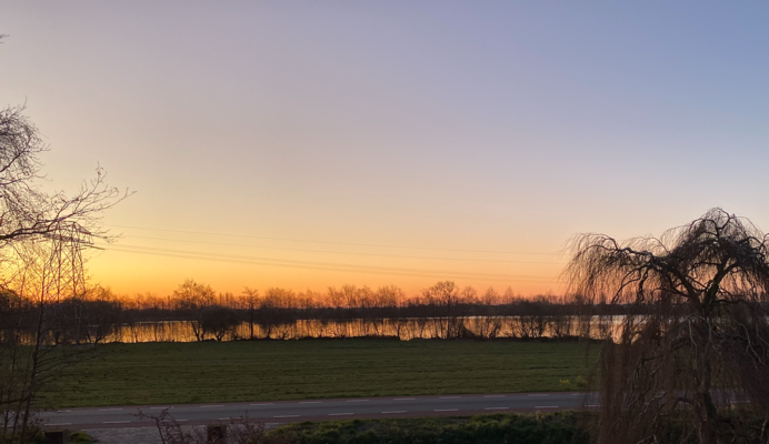 jndkgrf's tweet photo. Burgemeester en wethouders van de gemeente De Fryske Marren doen alsof slechts vier 'boze buren' bezwaar maken tegen het volgooien van de natuurplas/karperplas in het buurtschap Eesterga met negen hectare zonnepanelen.

Woon je in De Fryske Marren en ben je met ons van mening dat die natuurplas behouden moet blijven, dan is er nog één kans om de gemeenteraad duidelijk te maken dat er breed verzet bestaat tegen deze industrialisatie.

Teken vandaag nog de petitie op https://t.co/4guz9bqvFA (graag met je woonplaats). Ook inwoners uit de rest van Nederland kunnen de petitie uiteraard ondertekenen.

Morgen om 19.30 uur is een beslissend Petear met de gemeenteraad in het gemeentehuis in Joure. Iedereen is welkom om ons daar te ondersteunen.

Teken hier: https://t.co/HeJTDV3QWR
Meer info hier: https://t.co/qz47aCqMrT

Heel veel dank!