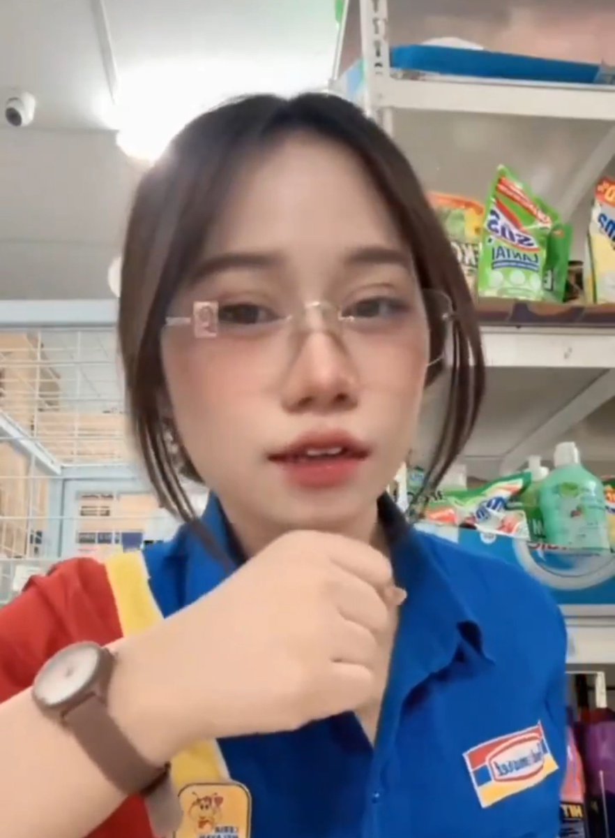 ITZelfxo's tweet photo. Rupanya ini  kasir indomaret yang lagi viral
https://t.co/rRx9A3Hr2z https://t.co/sv2HExE1WS