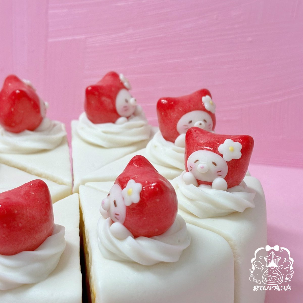 wa_ichan's tweet photo. ねこいちごショートケーキ🍰🍓🐈
creemaにて販売スタートしました🌸

ケーキから顔をだす、おちゃめな
ねこいちご達♪
後ろ姿は、猫の形のいちご。振り返るとなりきり猫ちゃん😽♪
かわいい猫ちゃんたちが、ほっこりした気持ちをお届けします🌸
#creema
#handmade
#樹脂粘土
#オブジェ
#ショートケーキ https://t.co/XOUQf0A7kX